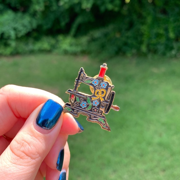 🧵Sewing Machine Pin Brooch🧵 - Picture 5 of 8